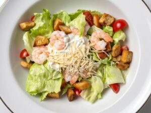 Салат Цезарь с креветками