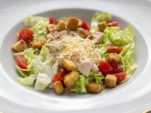 Салат Цезарь с курицей